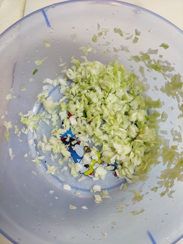 高麗菜切丁，加鹽搓揉後靜置15分鐘，並用力擠乾水分