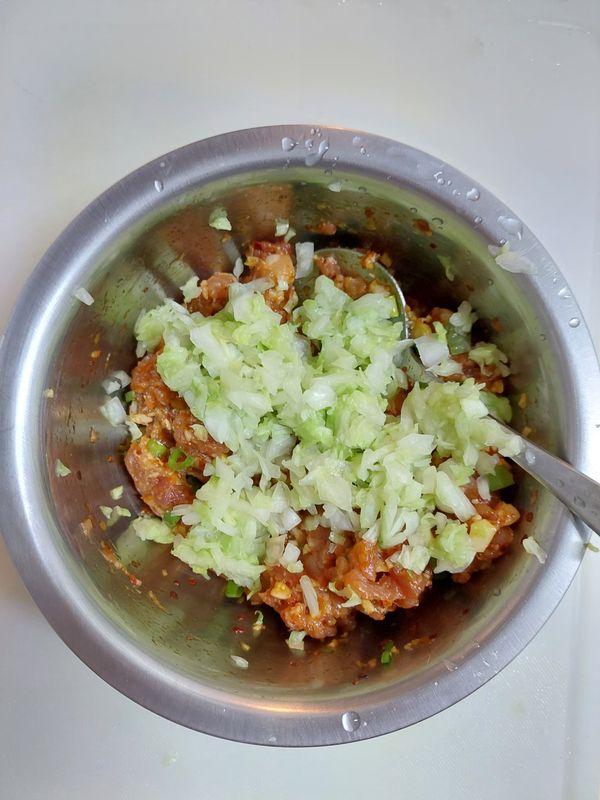 高麗菜與肉餡拌勻