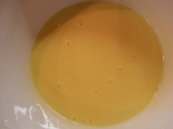 先把蛋黃和鮮奶油混合攪拌成奶油蛋漿。