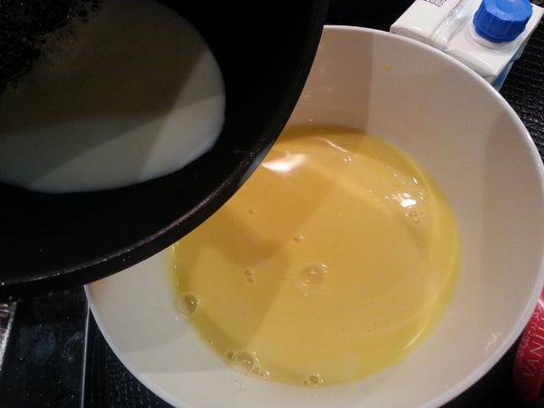 把鮮奶放進奶油蛋漿攪拌，下少許香草油拌勻。(可以不加)