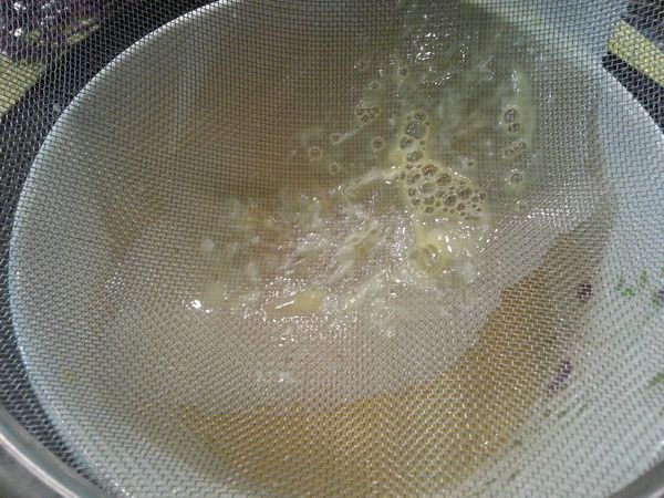 用過濾網隔走蛋筋和氣泡 。