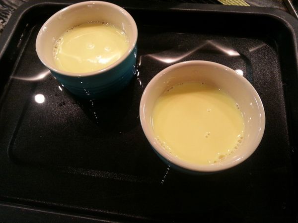 然後倒進碗或中。烤盤加少許水，把碗放上，放進烤箱裡先以180度烤15分鐘。