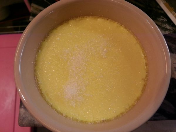 下少許白砂糖在蛋面。