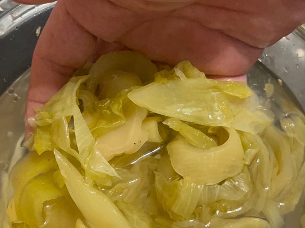 1、酸菜洗淨切絲再泡水（將水保留做為高湯使用）