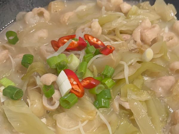 4、最後撒點蔥花辣椒即可