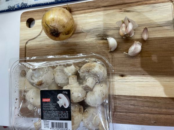 所有食材，先洗淨，蘑菇要擦乾淨或者是用水稍微沖一下就好了，水分也要擦乾