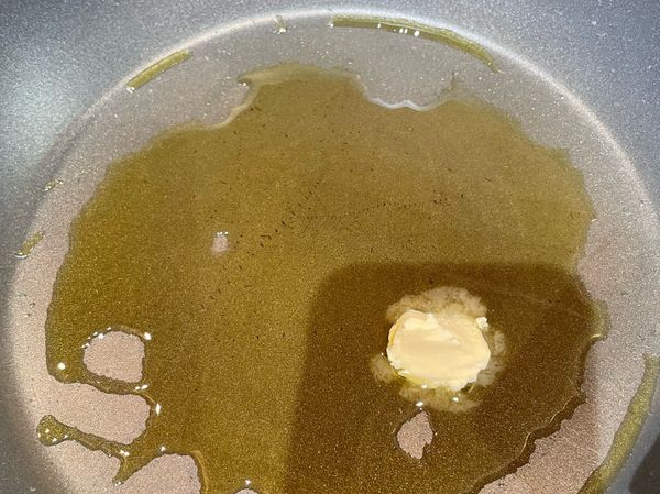 倒一點橄欖油，放一點無塩奶油（照片中我手滑，橄欖油倒太多）