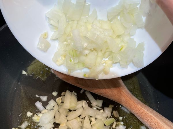 將洋蔥及蒜頭倒進去翻炒，一直到洋蔥成透明狀