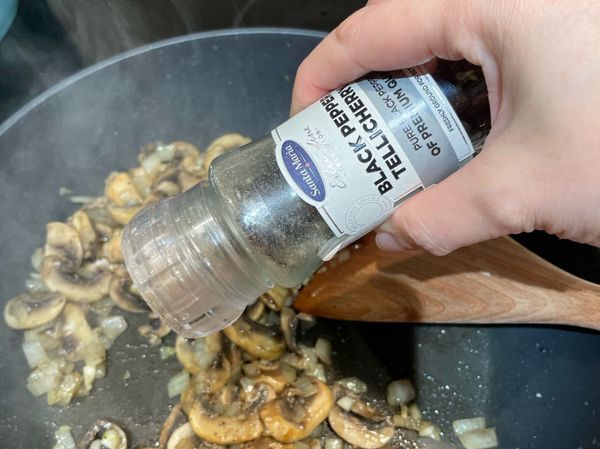 蘑菇快熟的時候，加一點鹽巴或者雞粉調味，再加上一點黑胡椒粉（我這個是直接用研磨的），調整一下味道