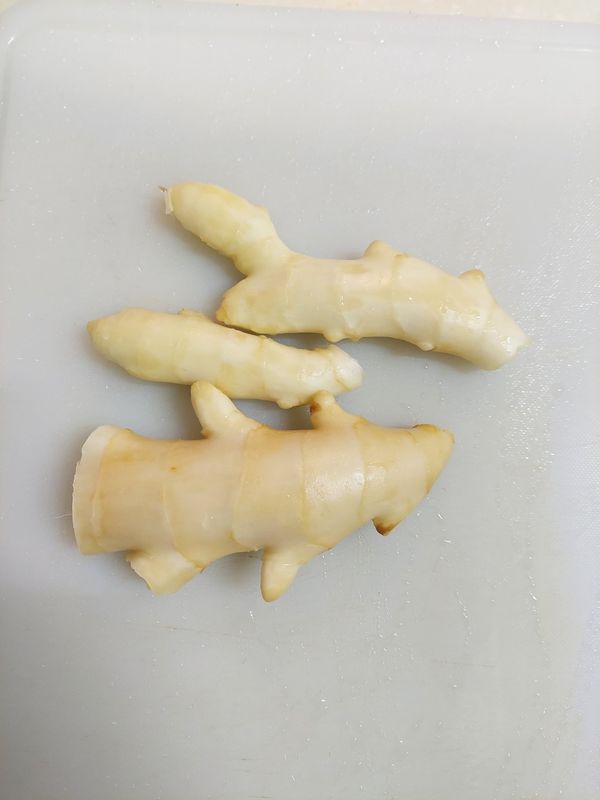 選購新鮮的薑（嫩薑/中薑/老薑皆可，亦可混合嫩薑+老薑），洗去泥沙並刮去老皮