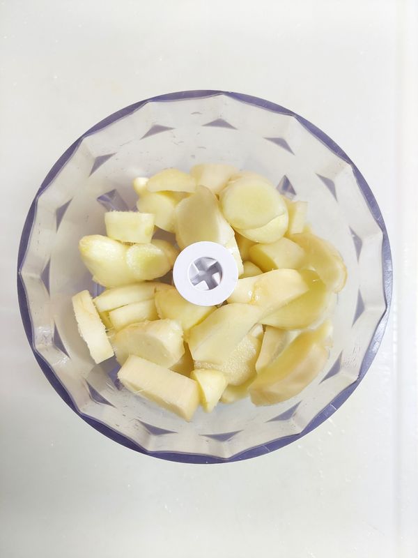 生薑擦乾後，逆紋切片。

※刀子順著薑皮紋路的方向切即逆紋；縱切則為順紋。