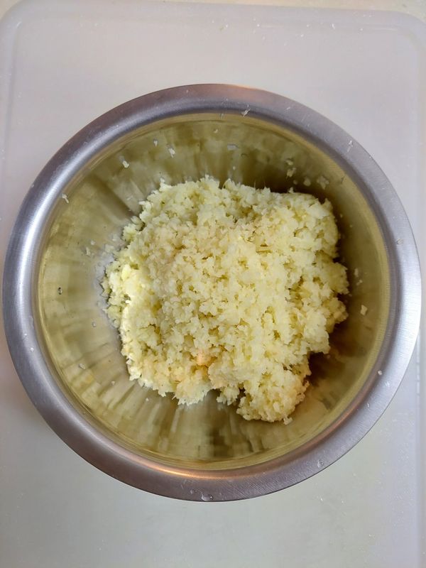 用調理機打成細末後移入盆中