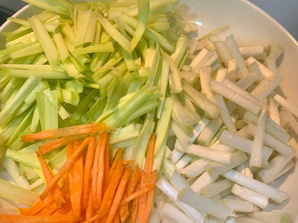 備料；韭黃 白色跟綠色的部分記得分開