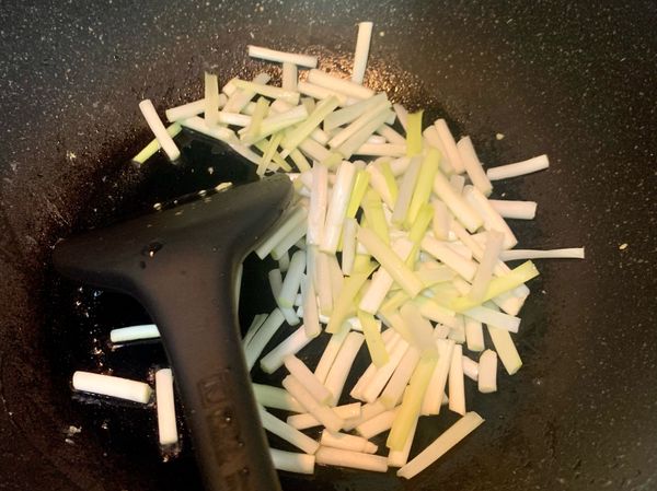 熱油，炒韭黃 白