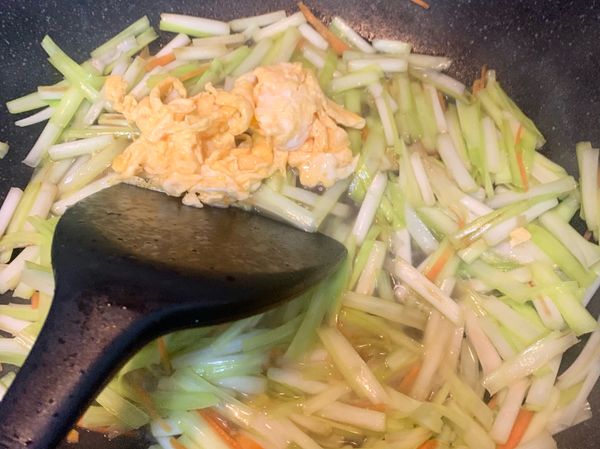 倒入剛已炒至8分熟的雞蛋，快速翻炒均勻起鍋