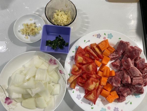 食材洗淨
牛肋條,胡蘿蔔,牛番茄,洋蔥切塊
薑跟蒜切末
