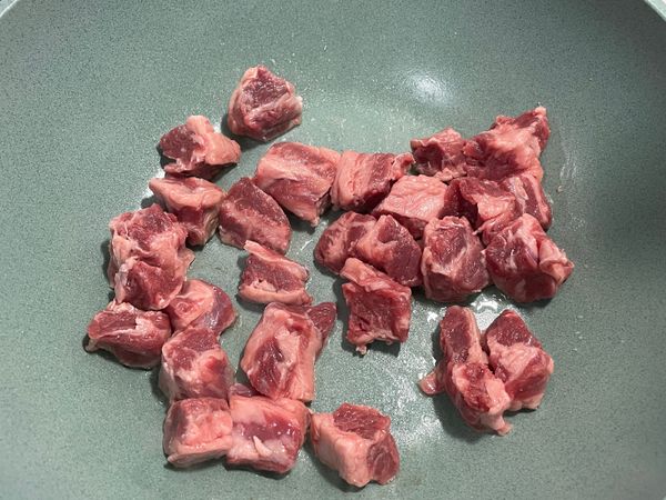 熱鍋熱油後(中火)
加入牛肋條
煎到2面9分熟有點焦香味