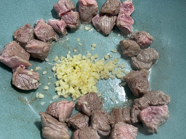 肉撥到旁邊
中間加入薑末及蒜末
炒香