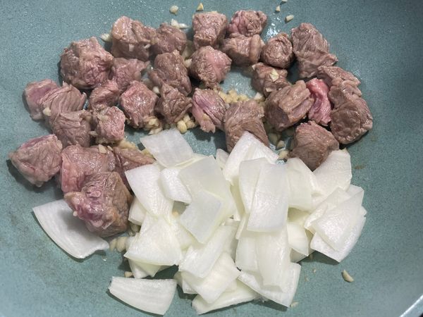 加入洋蔥炒軟炒香