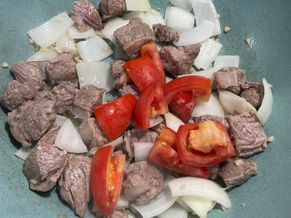 加入一半的牛番茄拌勻後
移至湯鍋
(我是因為炒鍋要繼續做其他料理才移鍋，不移沒關係)