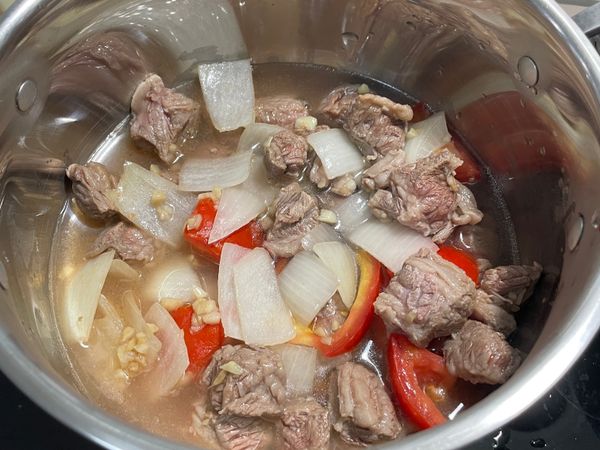 加入水及米酒(中小火)