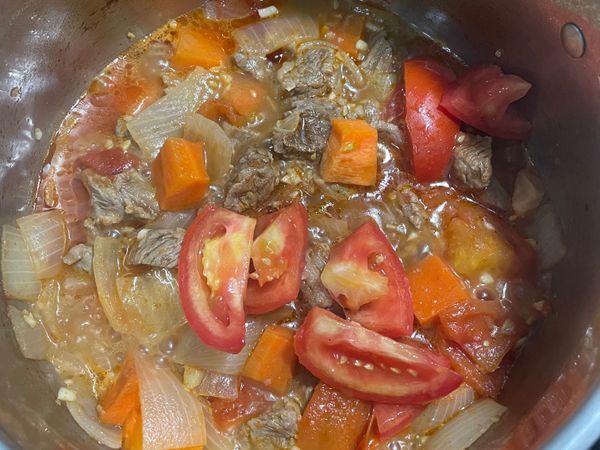 20分鐘後打開鍋蓋，加入剩下的牛番茄，
再蓋上鍋蓋煮10分鐘後
打開鍋蓋
加鹽調味(若覺得夠鹹了不加鹽也沒關係)