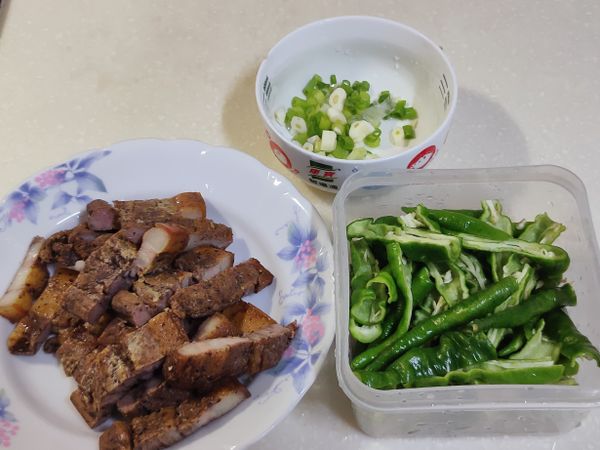 準備食材-鹹豬肉切片，糯米椒/洋蔥切段備用。