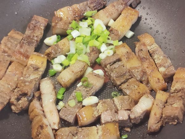 熱鍋後放入鹹豬肉中火爆香至出油。