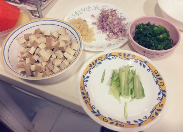 備料：紅蔥頭切碎，薑切末，蔥切碎（綠色和白色分開），小黃瓜切絲，豆干切丁（從豆干側邊橫切一刀後再從表面直接三刀＆橫切兩刀）