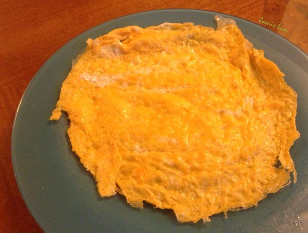 備料：雞蛋細細打散後，加少許鹽，用平底鍋煎一個大面積的薄蛋皮，再切成細絲放涼（等等加麵用）