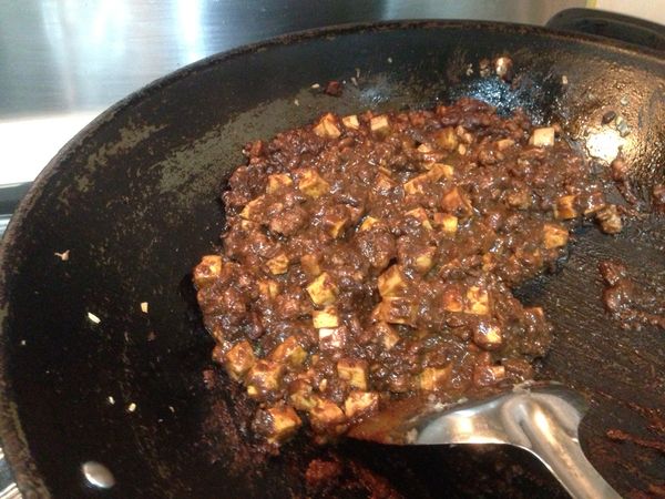 當醬料發出光澤的時候下點米酒和兩碗水（水量可以視口味而定，太鹹可以加多一點）（可斟酌加調味料），繼續翻炒至湯水收乾後即可關火取出