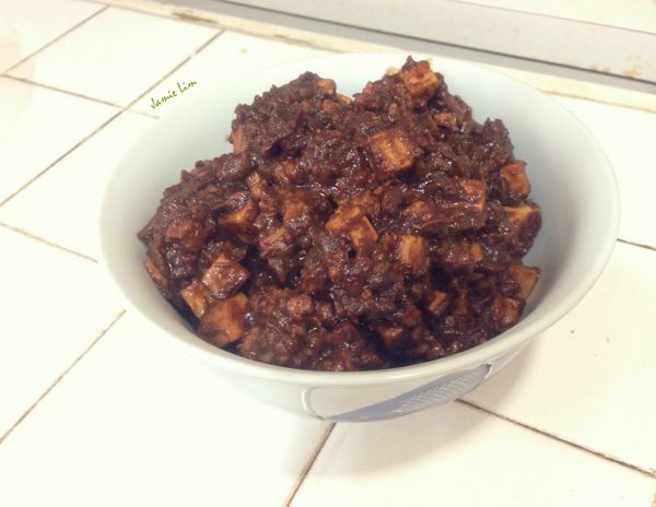 另外燒開一鍋水煮麵，加兩匙鹽，下麵條，約五分鐘後起鍋