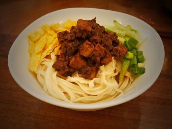 煮好的麵條加少許香油or橄欖油拌一下（避免麵條沾粘），淋上醬汁加上蔥和配料即大功告成啰！