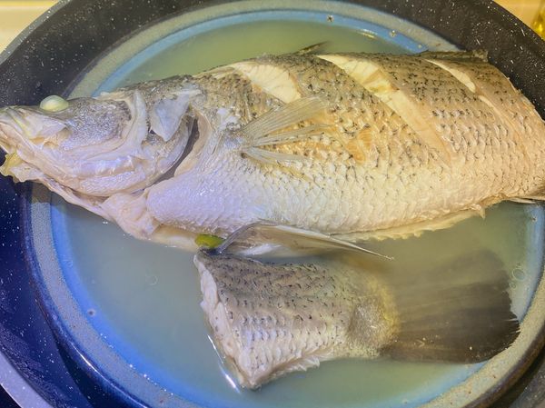 煮一鍋水煮滾，放入鐵架再放上碗，蓋上鍋蓋煮15-20分，即可美味上桌。