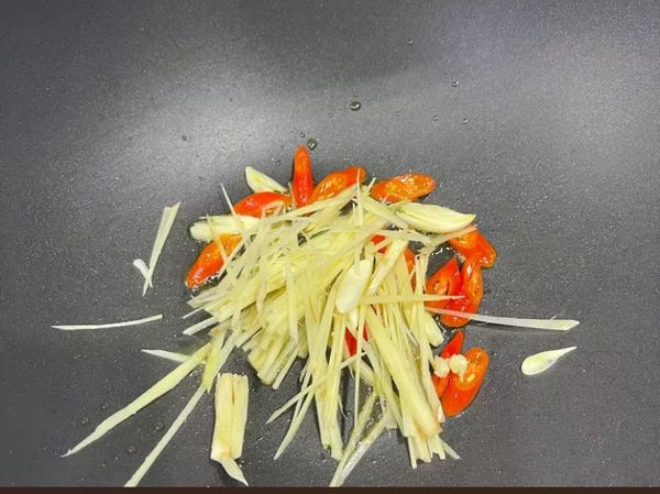 先把薑絲辣椒絲炒香來～