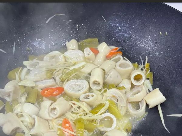 再來就把米酒、工研醋、水、醬油下去調味、中小火煮2分鐘～