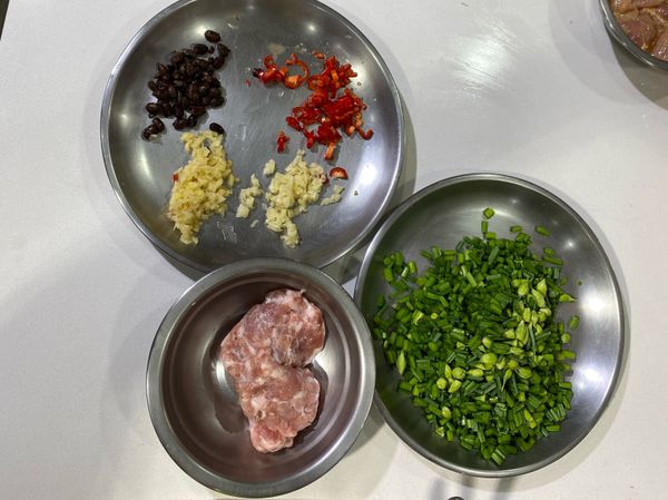 -老薑削皮切末
-豆鼓泡水
-辣椒切丁
-蒜頭切丁
-韭菜花切丁