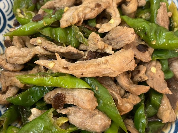 1.肉絲用一點醬油和胡椒粉醃製約10-20分鐘。
2.豆鼓和油爆香後，加入肉絲拌炒至半熟後加切好的青龍，最後加一點水、醬油和糖煮入味即可上桌。