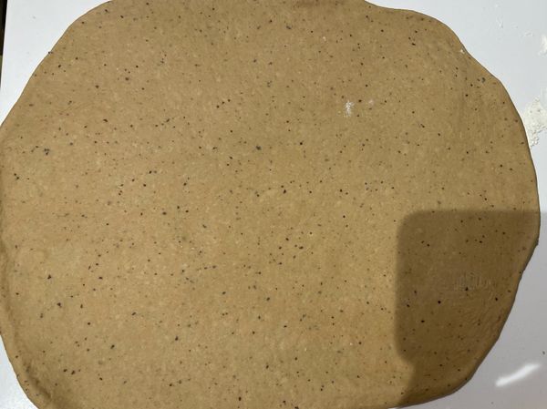 把麵糰捍平，盡量捍成接近長方形，厚度差不多都一樣