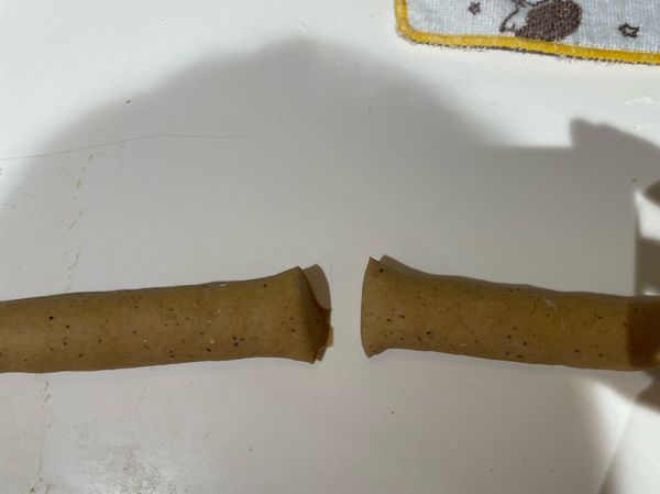捲成長條型之後，從中間切一半，變成兩條麵團