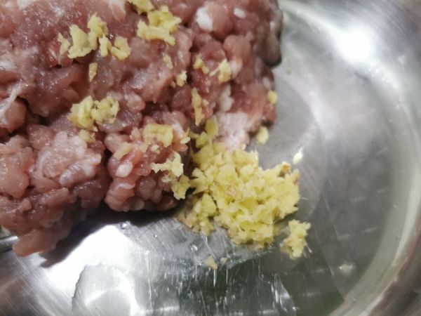 薑切成蓉後放在豬肉盤中