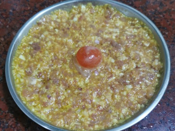 調味料，配料，豬肉 都混合好
咸蛋黃放中間