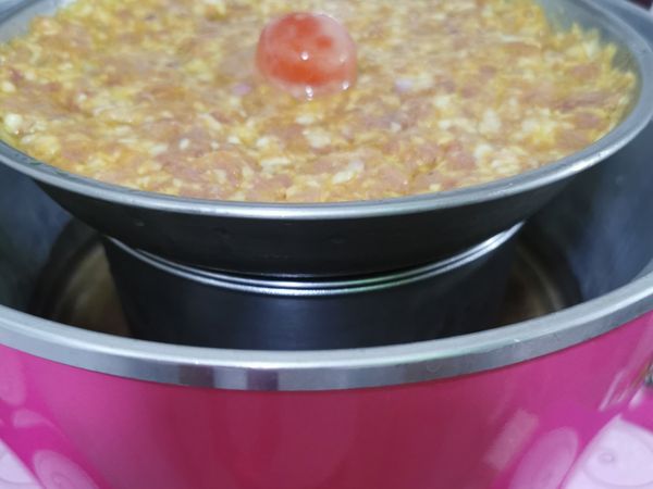 放電鍋中熱水滾後計算蒸有15分鐘，豬肉才熟