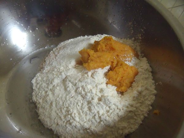 將所有材料放入盆中,攪拌均勻。