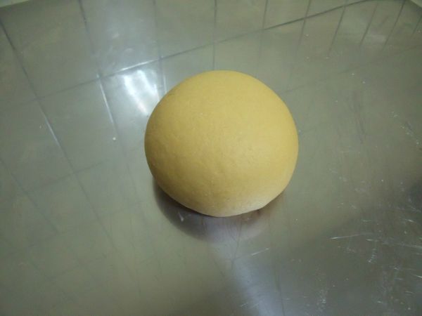 放至桌上搓揉成光滑麵糰,鬆弛5分鐘。