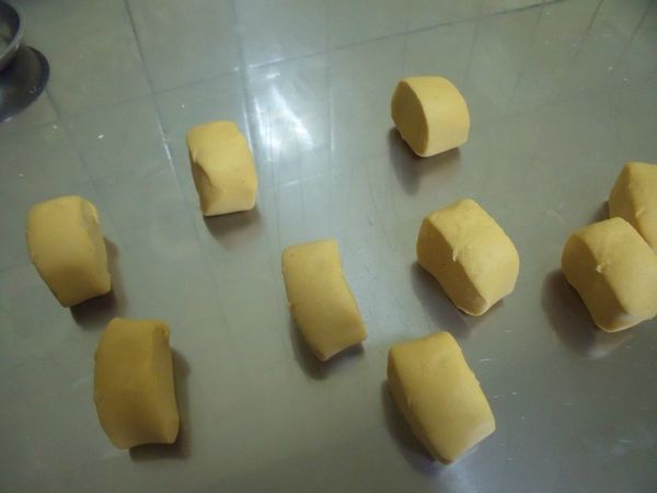 搓揉成長條狀,切45g的劑子。