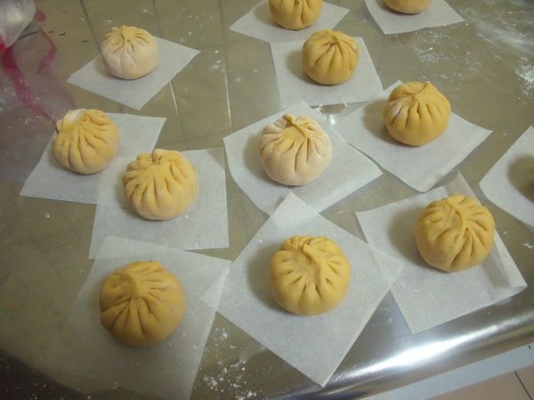 包入饀料,放入蒸籠做第二次發酵,今天我花了45分鐘才發酵完成。