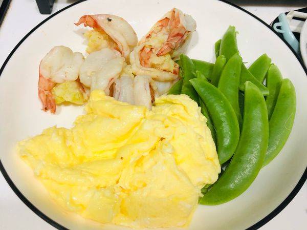 先將豆子及蝦子（可剖或不剖背都可以）燙一下，蝦燙到有開背即可