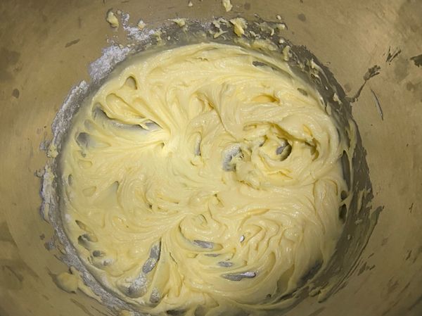 奶油事先室溫軟化，加入糖粉以攪拌器拌勻