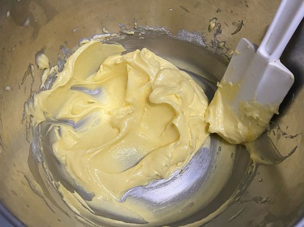 蛋黃分三次加入，以免油水分離